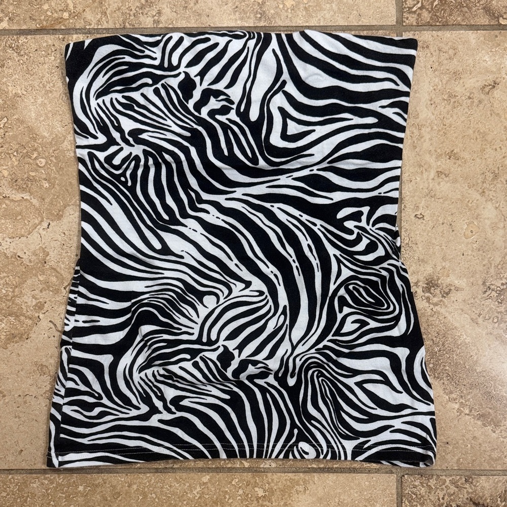 No Boundaries Black and White, Zebra 🦓 Patterned Top. Has Shelf Bra. Sz Med